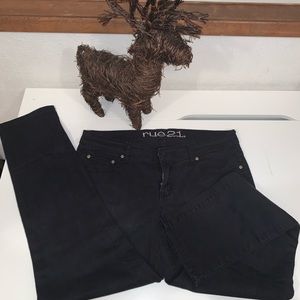 🔹RUE21 Black Embroidered Pocket Curvy Jeans